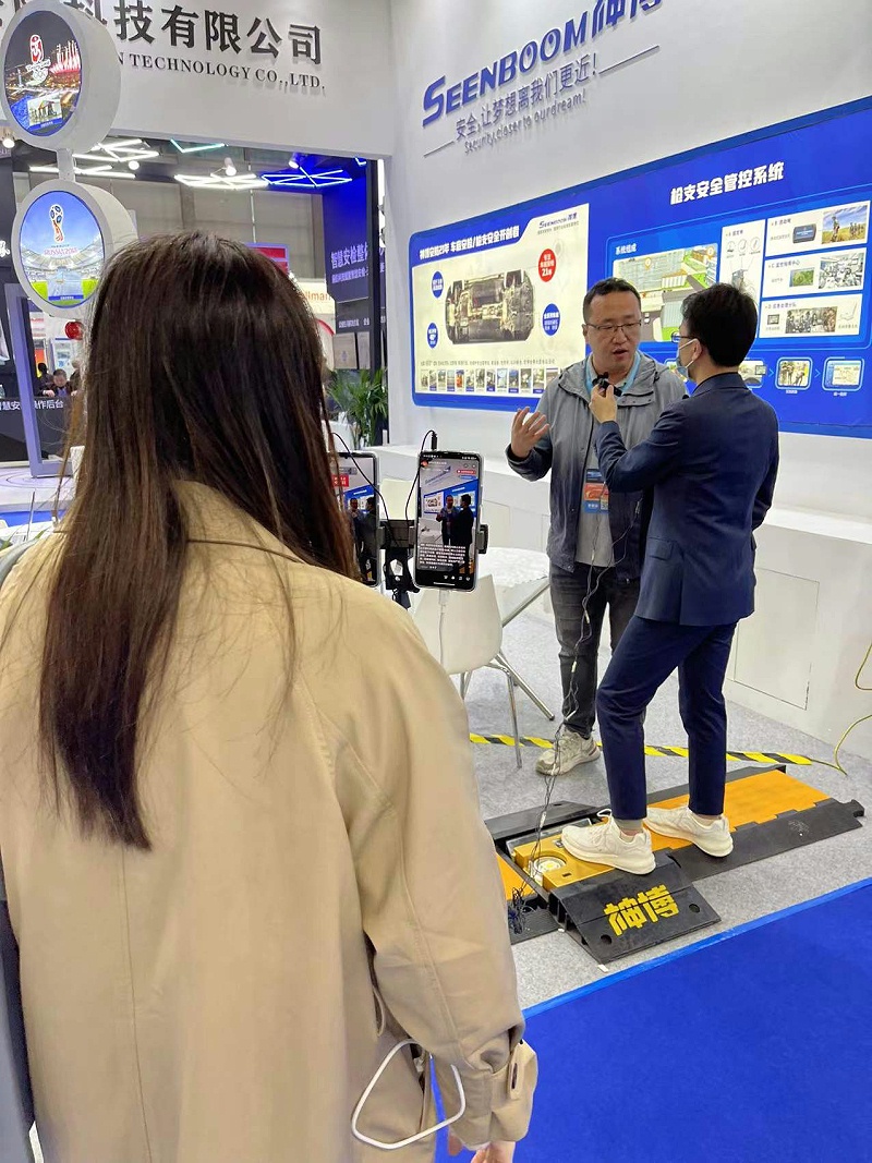 The technicians from Seenboom explained to the reporter