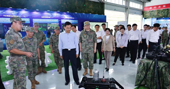 Secretary Liu Qiang inspected the products of Seenboom Company