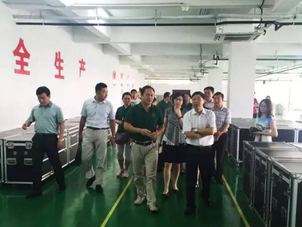 A group of teachers and students from the EMBA program of Jinan University visited Shandong Seenboom for an inspection and presented a plaque!