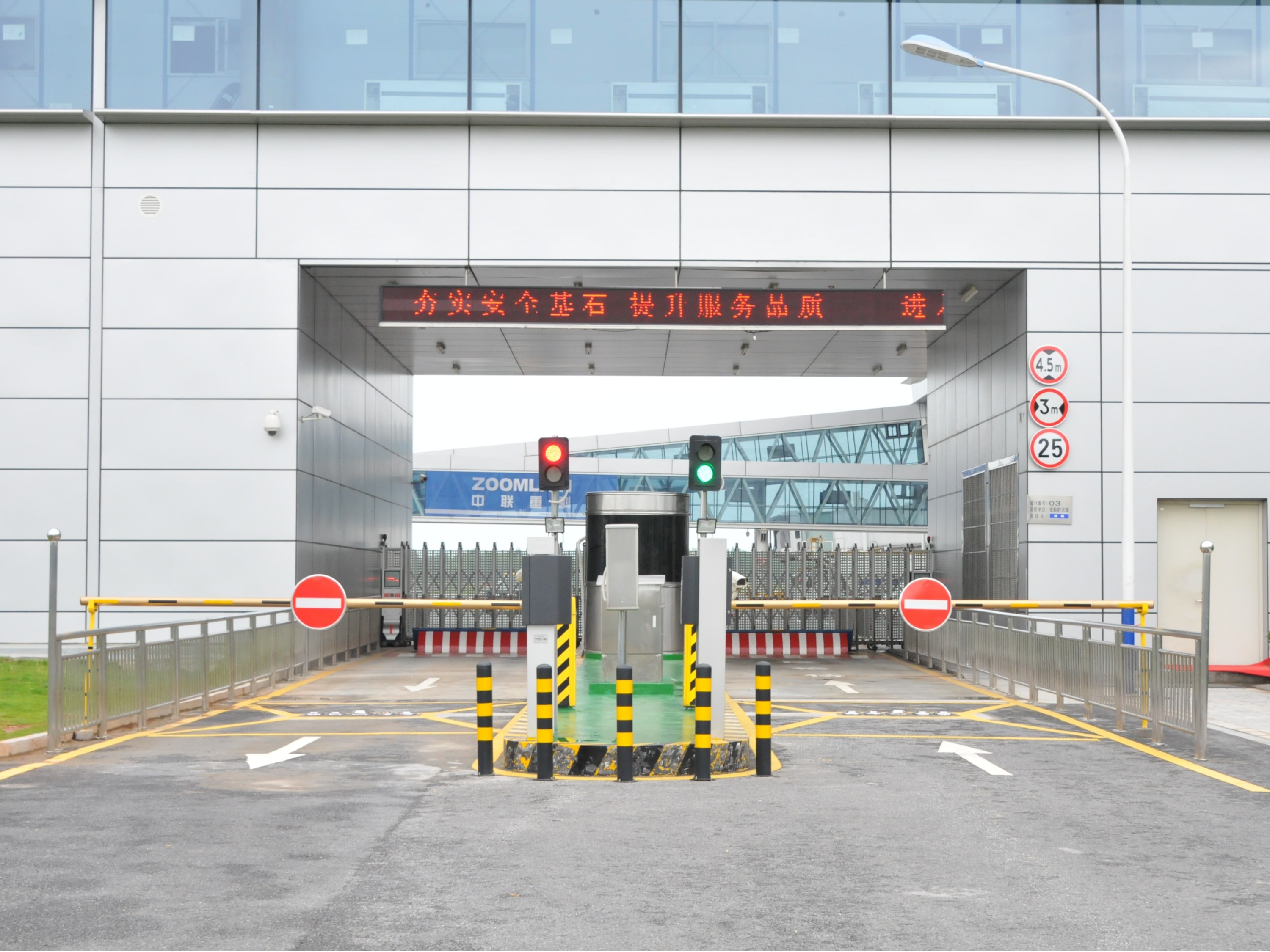 The Seenboom vehicle underbody scanning system is operating at the airport crossing