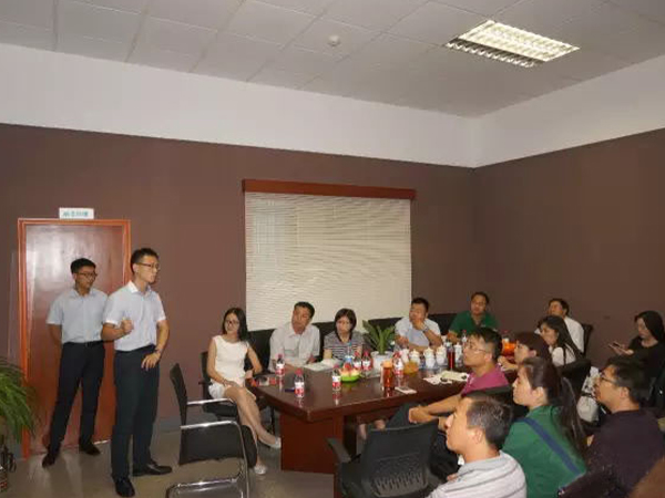 Jinan UniversityEMBAA group of teachers and students visited Shandong Seenboom for an inspection and presented a plaque