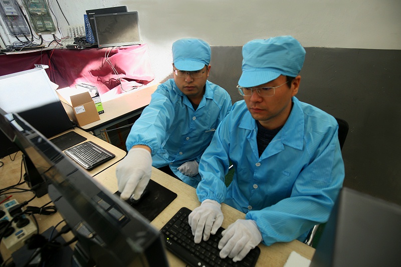 The staff are debugging the vehicle underbody scanning equipment