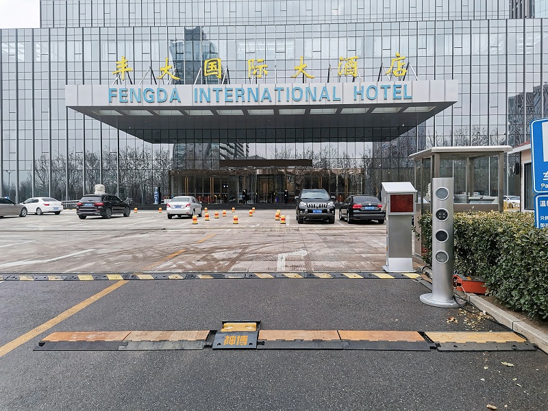 The vehicle underside security inspection system at hotel crossings during the National Two Sessions
