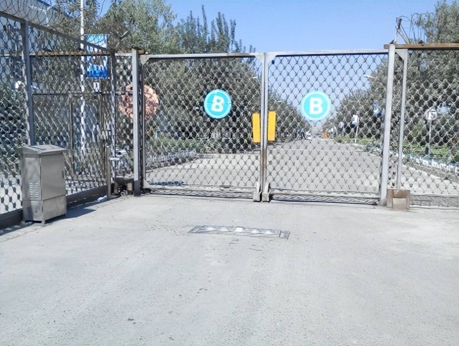 What does a wise prison warden look like? Come here to see the answer