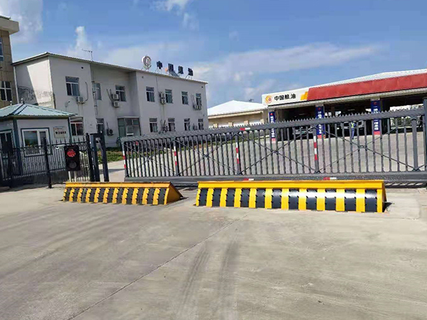 Hydraulic Road Blockers