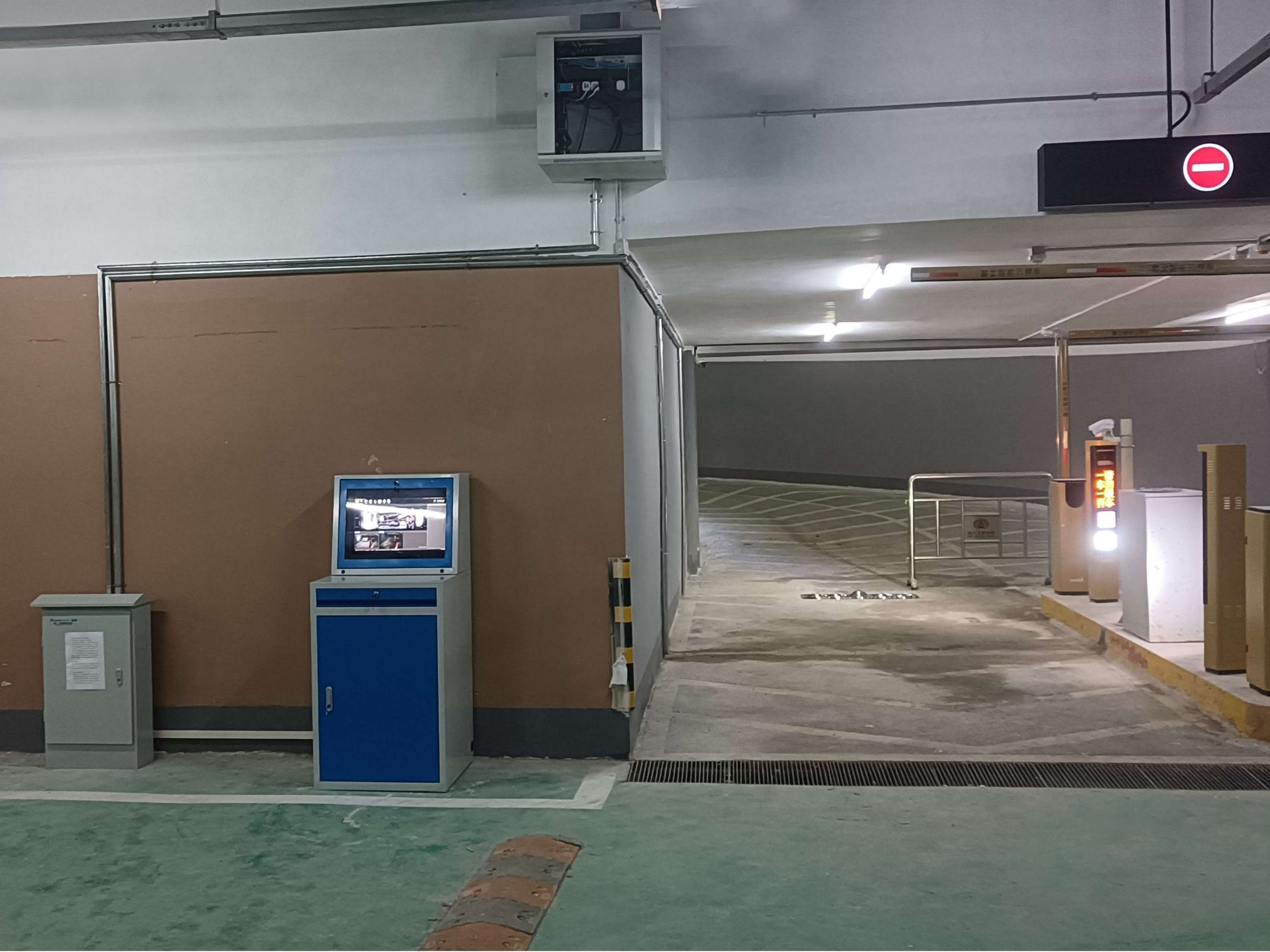 Where is the main unit of the vehicle underbody security inspection equipment placed?