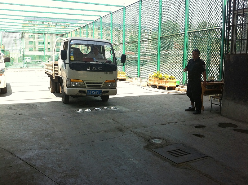 Photos of the underside of the Seenboom vehicle at the scene08