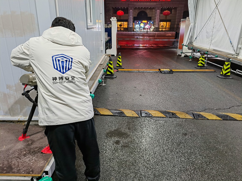 The staff of Seenboom are adjusting the security inspection equipment under the vehicle